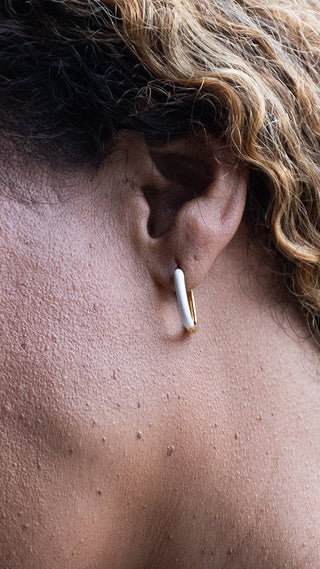 Delicate white resin hoop earrings add a crisp, contemporary accent to this effortlessly elegant look.